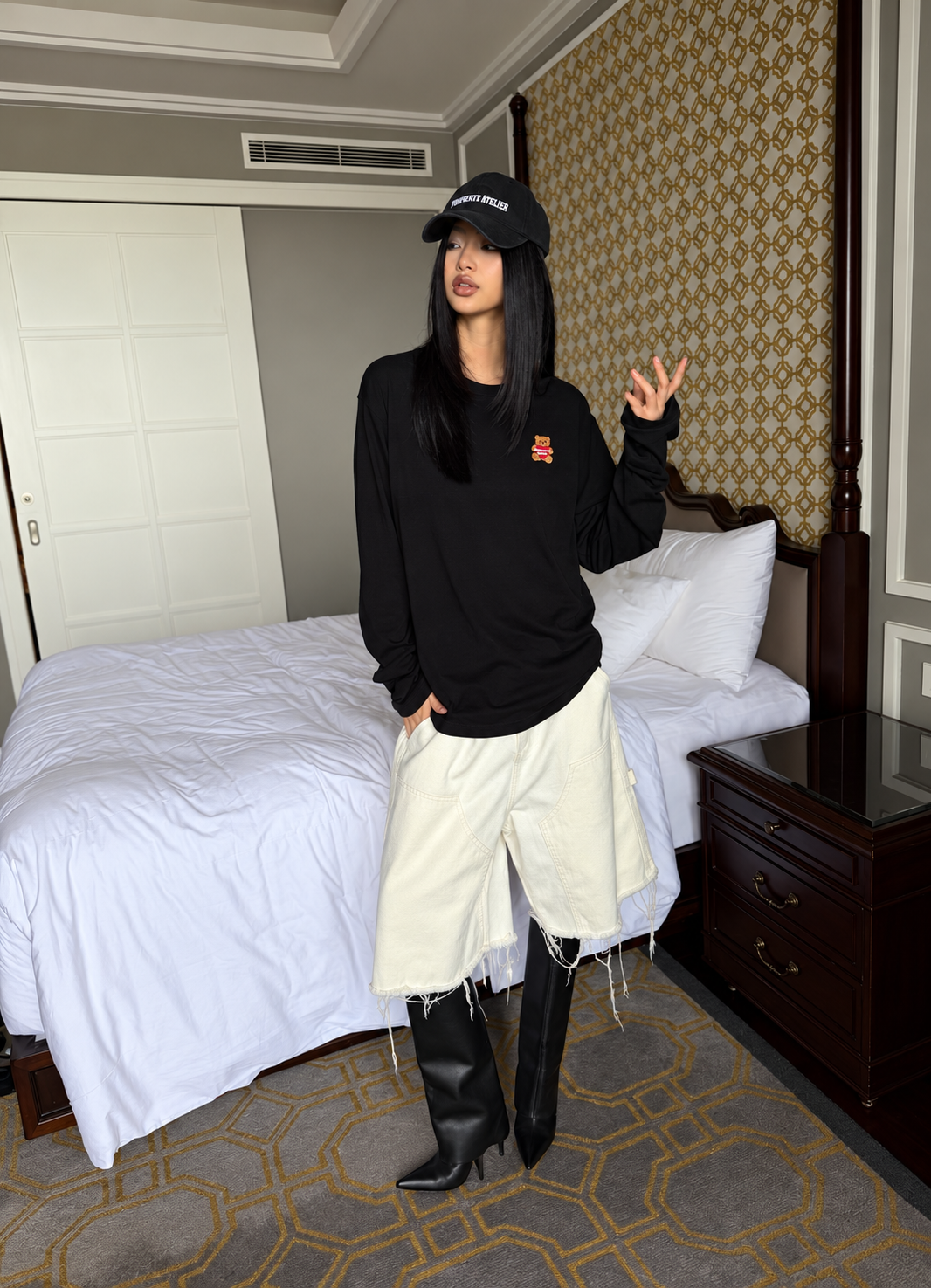 BLACK BEAR_LONGSLEEVE_MODEL