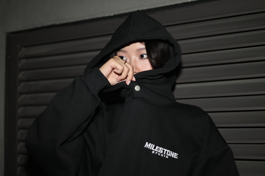 "MILESTONE STUDIO" ORIGIN CROPPED HOODIE / BLACK