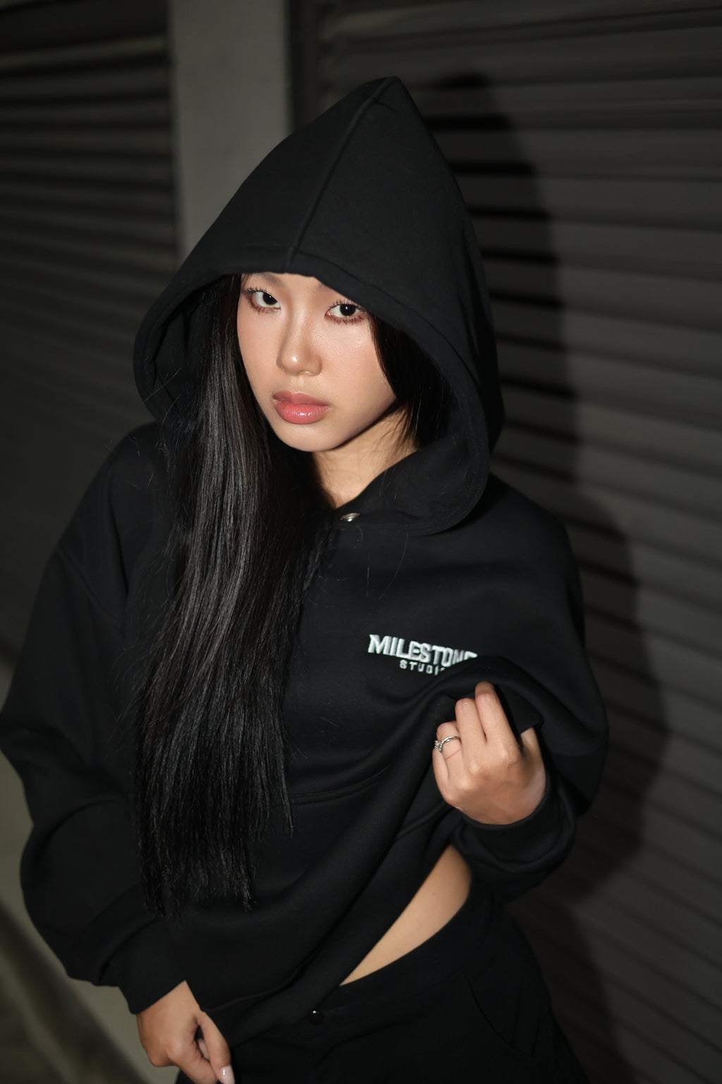 "MILESTONE STUDIO" ORIGIN CROPPED HOODIE / BLACK