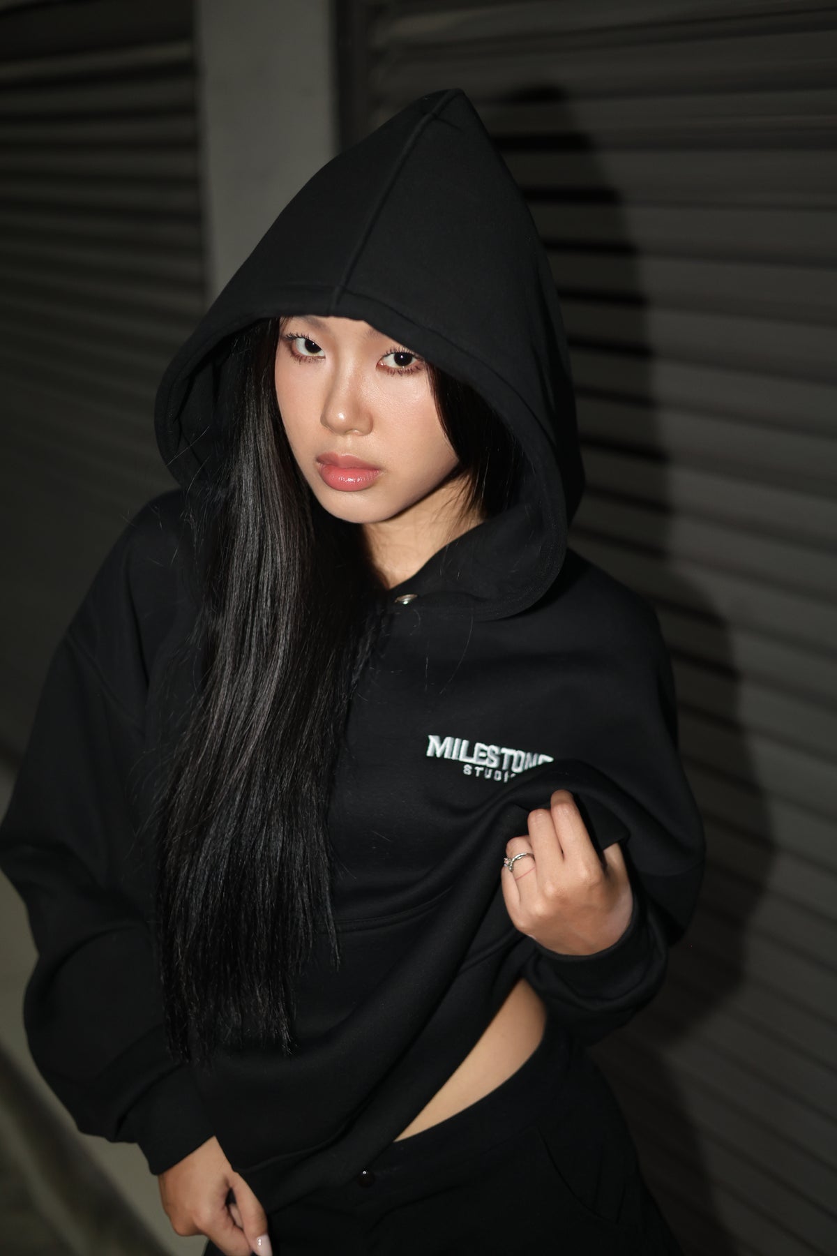 "MILESTONE STUDIO" ORIGIN CROPPED HOODIE / BLACK