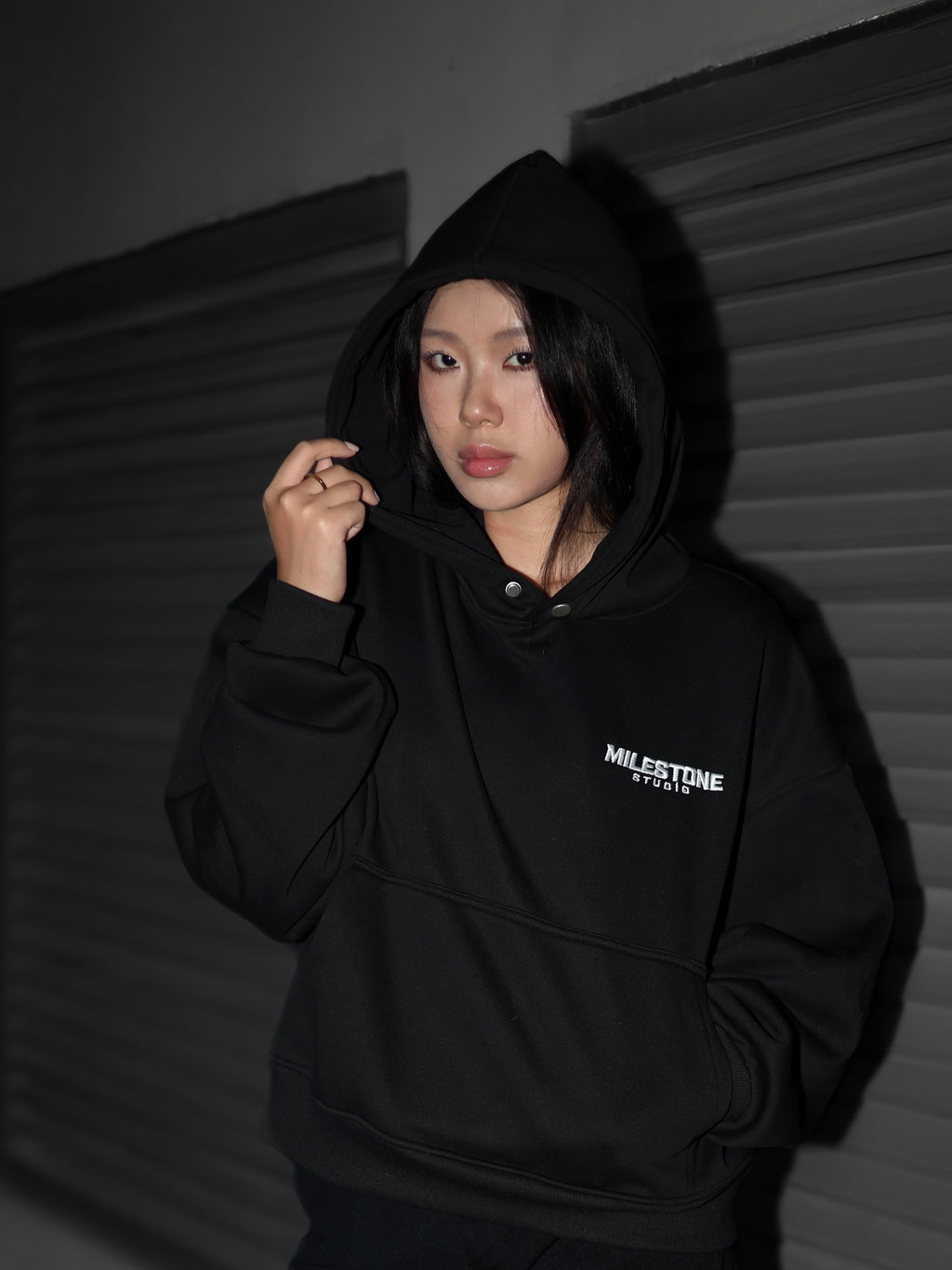"MILESTONE STUDIO" ORIGIN CROPPED HOODIE / BLACK