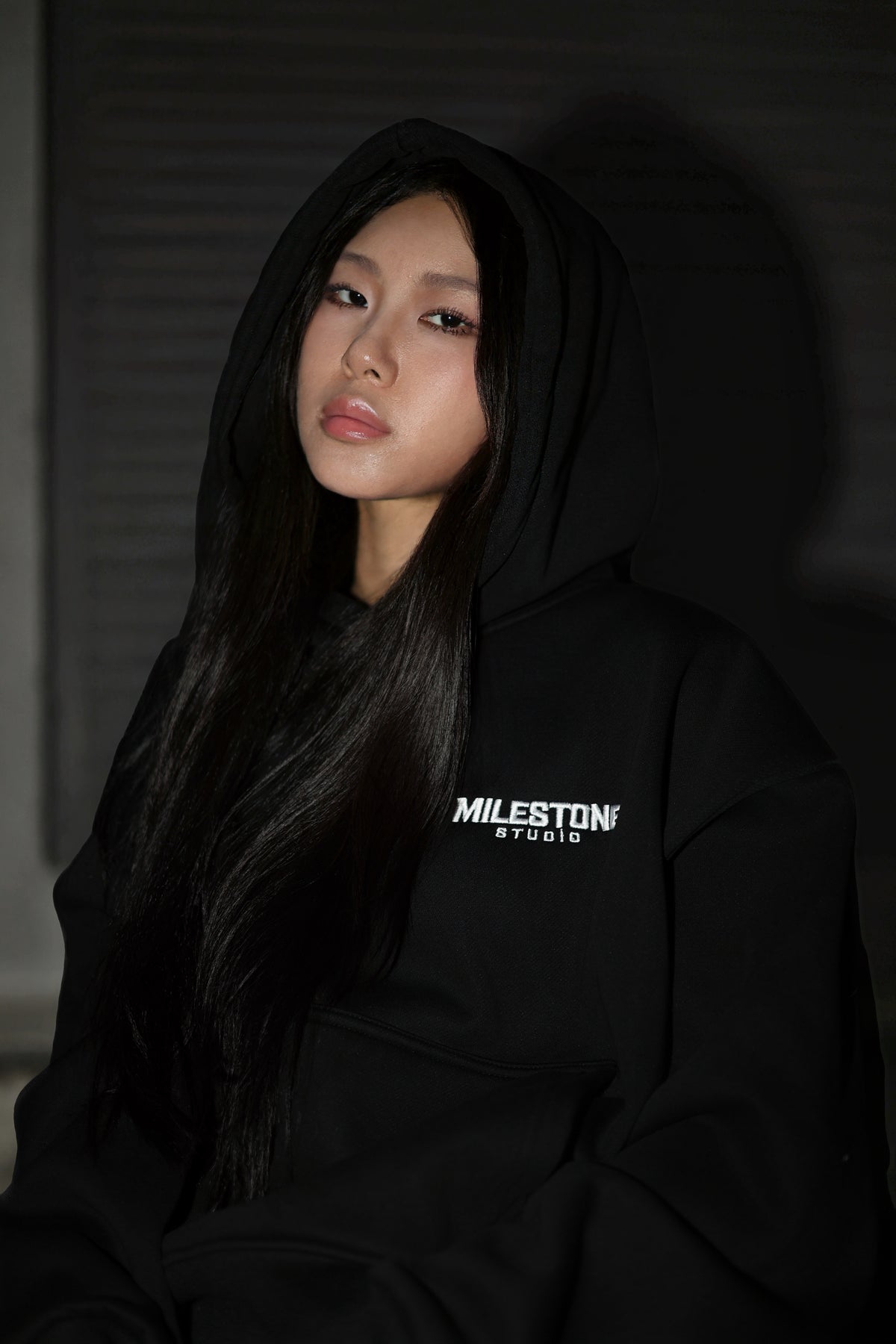 "MILESTONE STUDIO" ORIGIN CROPPED HOODIE / BLACK