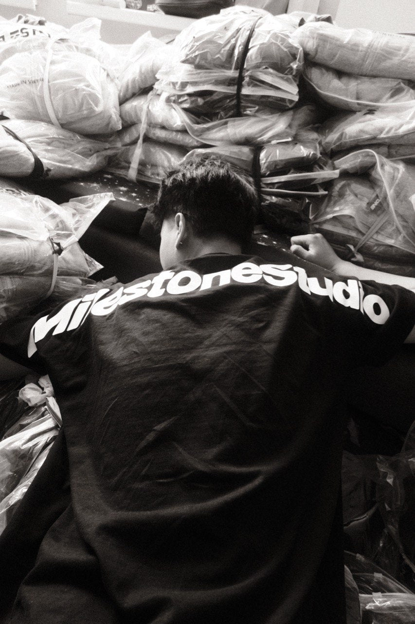 "MILESTONE STUDIO" OVERLINE T-SHIRT / BLACK