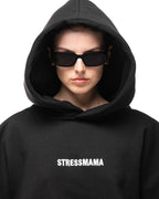 "STRESSMAMA" FALL25 01 TEAM HOODIE - BLACK
